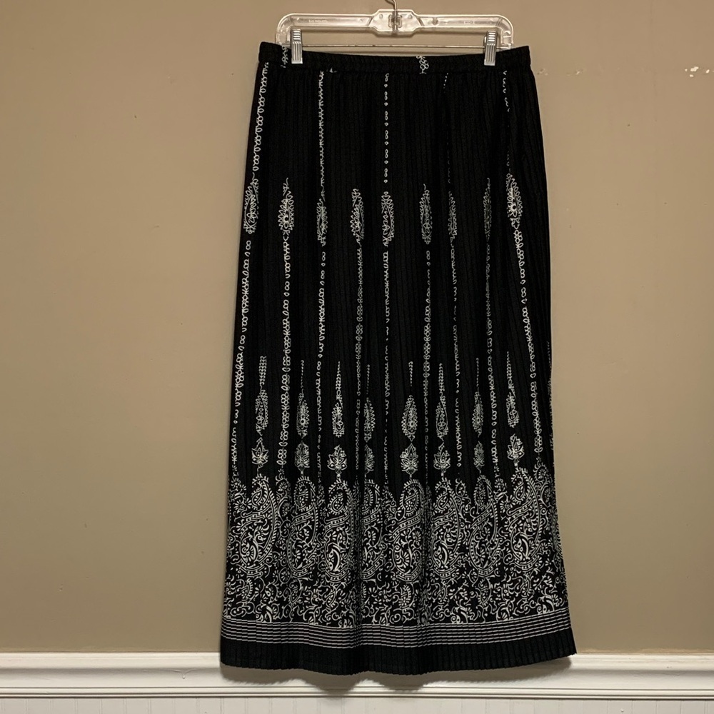 MAX NOUVEAU Women’s Elegant Medium Black and White Paisley Skirt Art Office